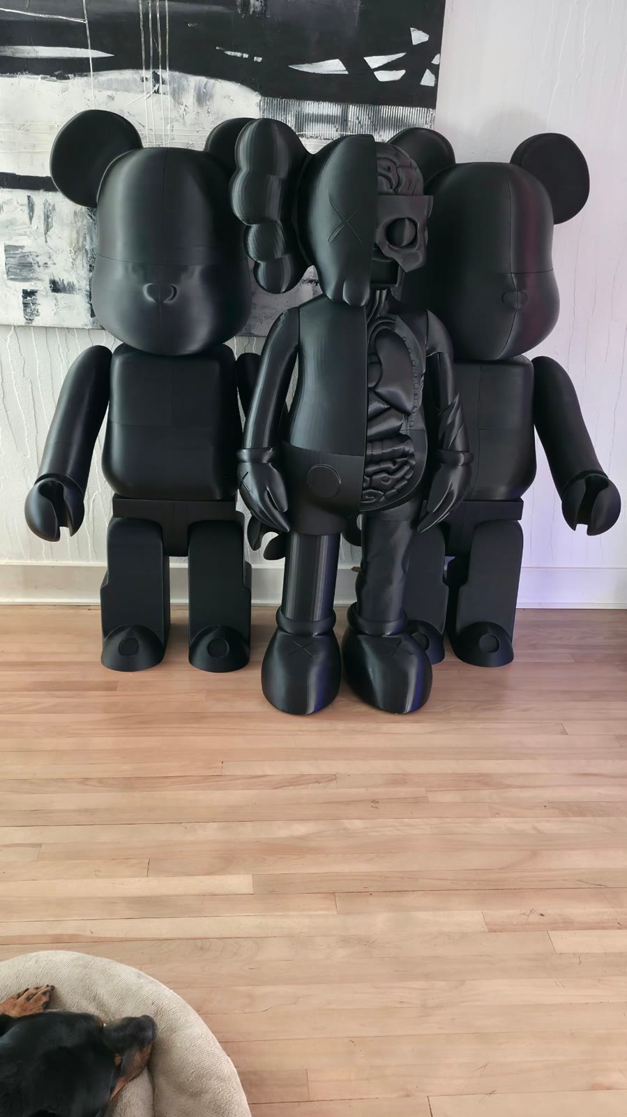 Deux grands Bearbricks noirs et un KAWS imprimés en 3D