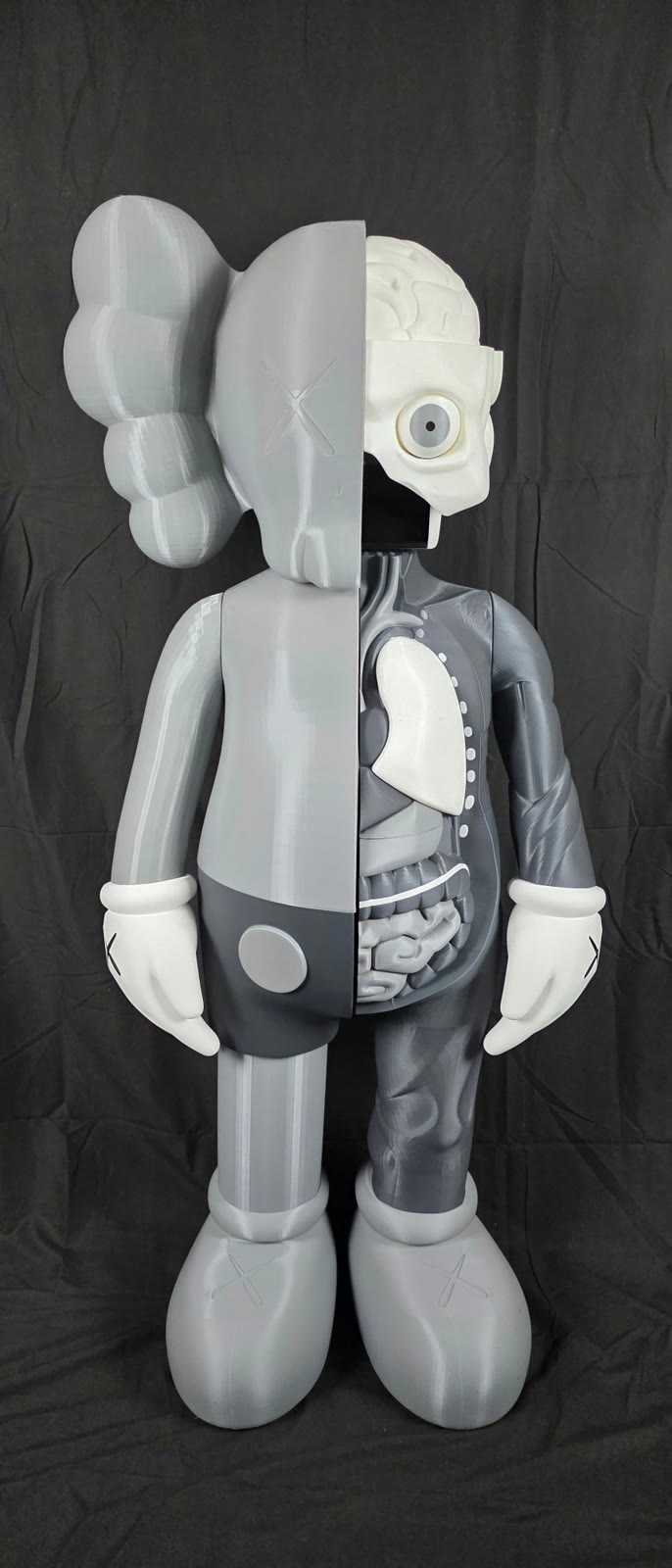 Grande figurine KAWS anatomie grise imprimée en 3D