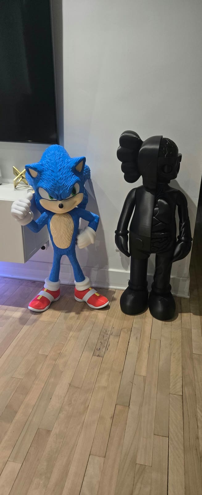 Grand Sonic et KAWS noir imprimés en 3D